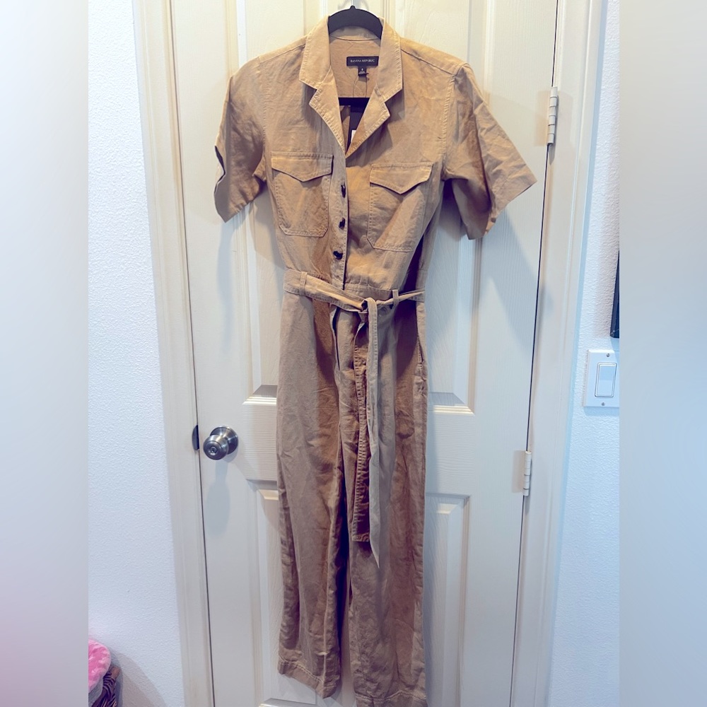 Beautiful Banana Republic  jumpsuit color camel size 0 brand new with tags